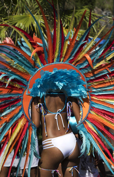 버뮤다 ‘국민 영웅의 날’인 19일(현지시간) 세인트데이비스 거리의 퍼레이드에서 한 무용수가 화려한 의상과 춤을 선보이고 있다. AFP 연합뉴스