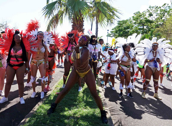 버뮤다 ‘국민 영웅의 날’인 19일(현지시간) 세인트데이비스 거리의 퍼레이드에서 한 무용수가 화려한 의상과 춤을 선보이고 있다. AFP 연합뉴스