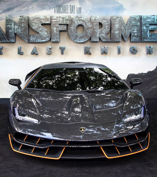 오토모빌리 람보르기니는 창업자 페루치오 람보르기니 탄생 100주년 기념 한정판 모델인 센테나리오 쿠페가 지난 18일 영국 런던에서 개최된 영화 ’트랜스포머: 최후의 기사’ 월드 프리미어에 전시됐다고 21일 전했다. 사진은 센테나리오 쿠페가 전시된 모습.  람보르기니 서울 제공=연합뉴스