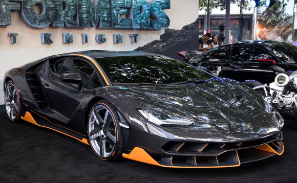 오토모빌리 람보르기니는 창업자 페루치오 람보르기니 탄생 100주년 기념 한정판 모델인 센테나리오 쿠페가 지난 18일 영국 런던에서 개최된 영화 ’트랜스포머: 최후의 기사’ 월드 프리미어에 전시됐다고 21일 전했다. 사진은 센테나리오 쿠페가 전시된 모습. 람보르기니 서울 제공=연합뉴스