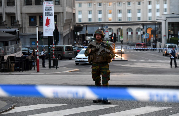 20일(현지시간) 벨기에 브뤼셀 중앙역에서 폭발물이 터진 가운데 무장 군인이 경계를 서고 있다. AFP 연합뉴스