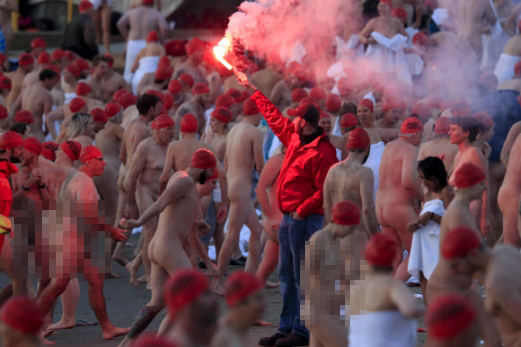 21일(현지시간) 호주 태즈메이니아 호바트에서 열린 겨울 축제인 ‘Dark Mofo’중 ‘동지맞이 누드 수영대회(Nude Solstice Swim)’ 참가자들이 발가벗은 채 더웬트강으로 뛰어들고 있다. EPA 연합뉴스