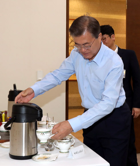 문 대통령, ’커피 한잔의 여유’