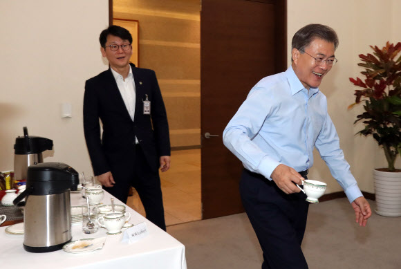 문 대통령, ’커피 한 잔의 여유’