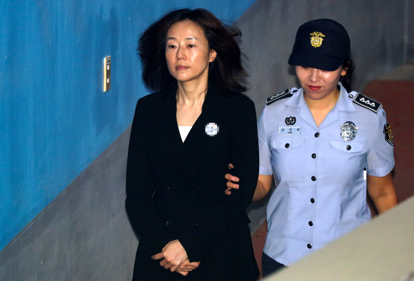 법정 향하는 조윤선