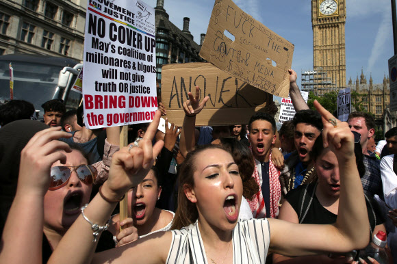 런던 반정부 시위대 “人災 못막은 메이 정권 퇴진해야” 