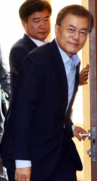 수석보좌관 회의 입장하는 文대통령