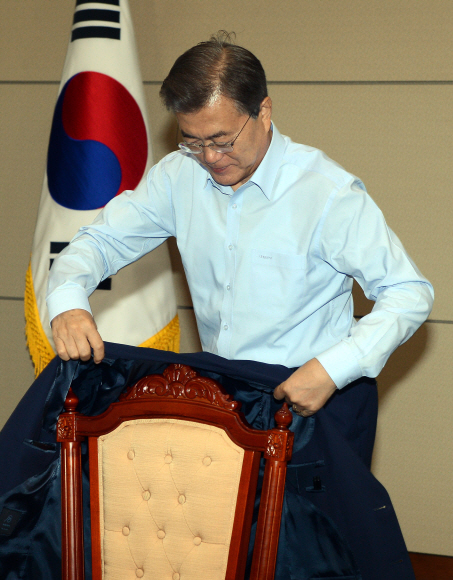 직접 상의 벗은 文대통령