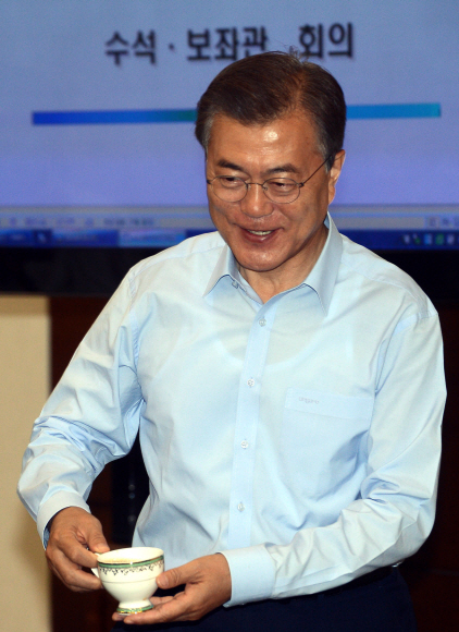 커피를 들고 자리로 향하는 文대통령