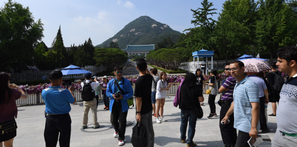 청와대 앞길 전면 개방 “다음엔 더 가까이!”