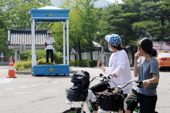 청와대 앞길 전면 개방…”저 안으로 들어갈 수 있다니!”