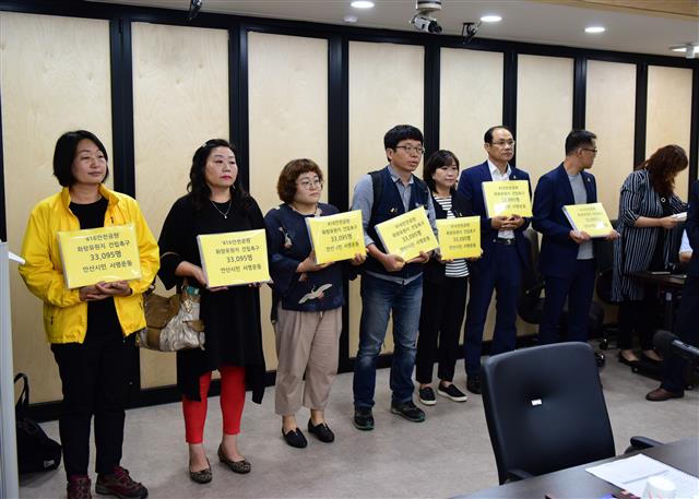 4·16 안산시민연대와 세월호 유가족이 지난 7일 안산 시장실에서 화랑유원지에 안전공원을 조성해야 한다는 내용의 서명지를 전달하고 있다.<br>안산시 제공