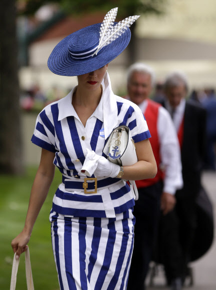 레이스고어들이 22일(현지시간) 영국 런던 애스콧 Royal Ascot horse racing meet에서 열린 ‘여성 초대일(Ladies Day)’에 참석해 화려한 모자를 뽐내고 있다. AP 연합뉴스