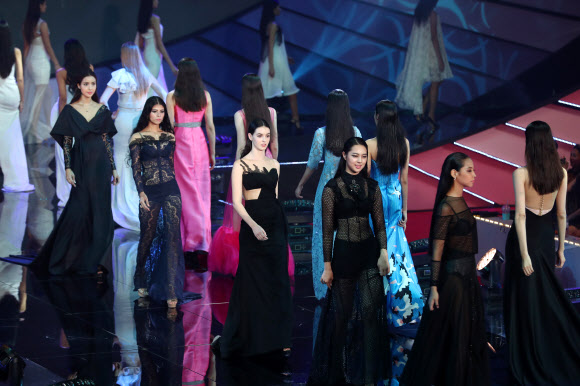 22일 오후 서울 중구 장충체육관에서 열린 ’2017 아시아 모델 페스티벌’에서 모델들이 런웨이를 걷고 있다. 연합뉴스