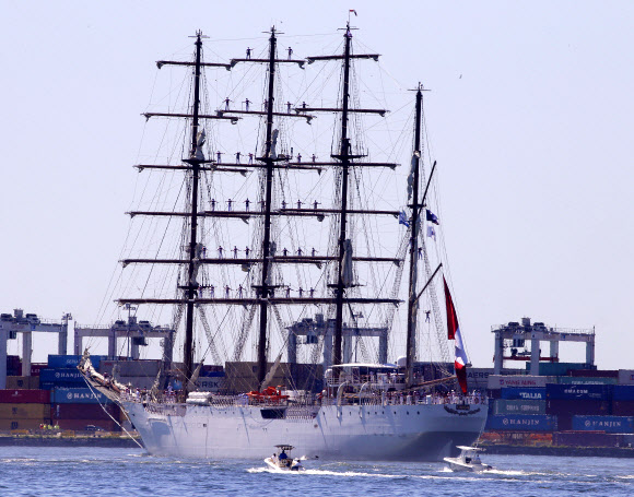 미국 매사추세츠주 보스턴에서 열린 범선 축제 ‘세일 보스턴’이 막을 내린 가운데 22일(현지시간) 축제에 참가했던 범선들이 항구를 빠져나가고 있다. AP 연합뉴스