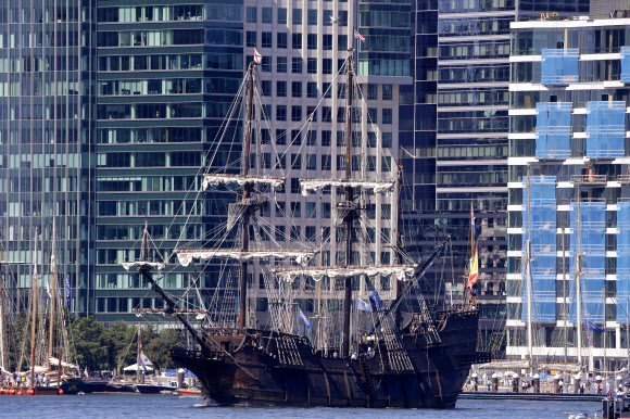 미국 매사추세츠주 보스턴에서 열린 범선 축제 ‘세일 보스턴’이 막을 내린 가운데 22일(현지시간) 축제에 참가했던 범선들이 항구를 빠져나가고 있다. AP 연합뉴스