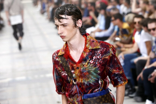 22일(현지시간) 프랑스 파리에서 열린 ‘파리 패션위크’에서 루이비통 2018 봄/여름 맨즈 컬렉션 의상을 입은 모델이 런웨이에서 포즈를 취하고 있다.<br>AP 연합뉴스