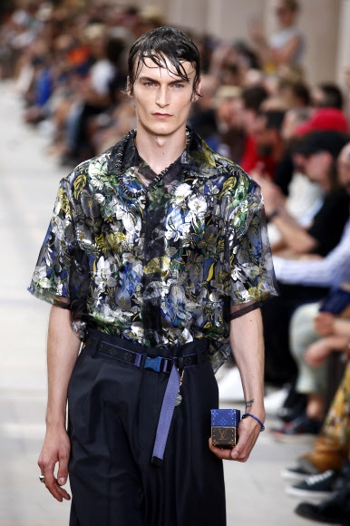 22일(현지시간) 프랑스 파리에서 열린 ‘파리 패션위크’에서 루이비통 2018 봄/여름 맨즈 컬렉션 의상을 입은 모델이 런웨이에서 포즈를 취하고 있다.<br>AP 연합뉴스