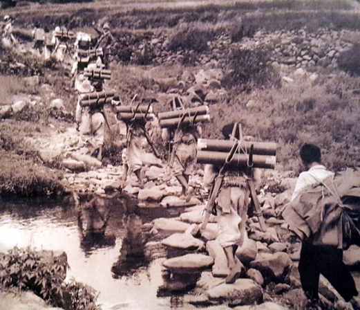 6·25  전쟁…포탄 나르는 한국인 노무단