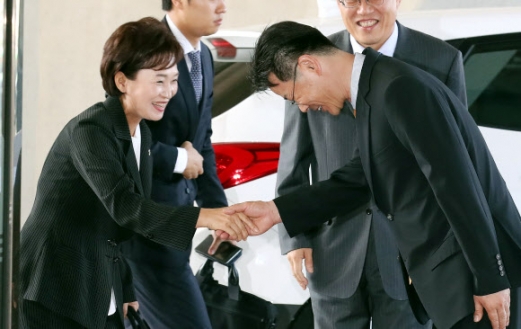 첫 출근, 직원들과 인사하는 김현미 장관