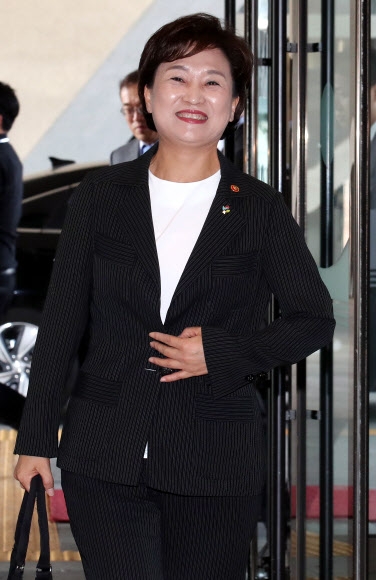 첫 출근, 밝은 모습의 김현미 장관