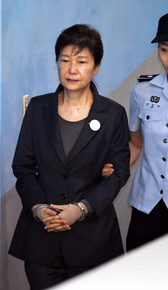 최순실 사건 관련해 형사법정으로 향하는 박근혜 전 대통령 
