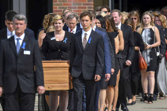 졸업식장에서 장례식을…웜비어 장례 행렬