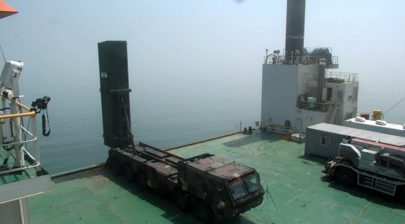 현무2 미사일 발사준비하는 차량형 이동식발사대