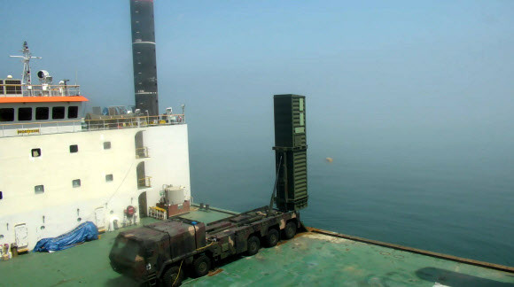 현무2 미사일 발사준비하는 차량형 이동식발사대