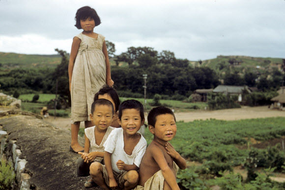 6·25전쟁 67주년을 앞두고 당시의 상황을 볼 수 있는 사진들이 곳곳에서 전시되고 있다.  경기 수원시와 시민들이 1953년 당시 미군이 찍은 사진 속의 수원화성 성곽 위 아이들을 찾기 위해 추진하고 있는 ‘응답하라 1953 행궁동 프로젝트’의 단서가 된 사진. 연합뉴스