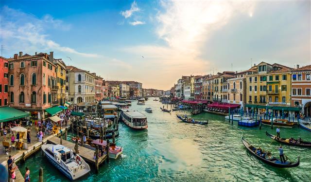 아름다운 물의 도시 베네치아는 몰려드는 관광객들로 삶의 터전이 파괴되면서 현지민들의 반(反)관광객 감정이 거세지고 있다. 출처 123rf