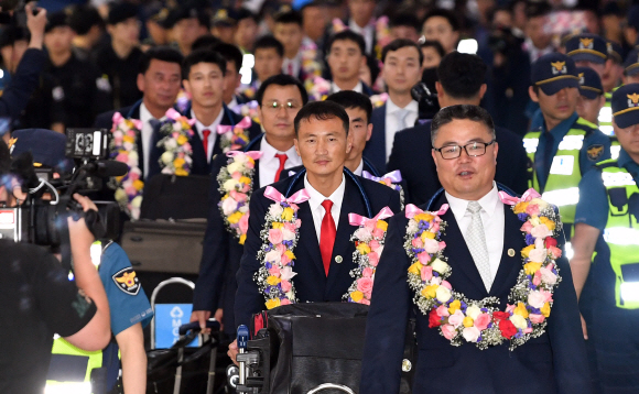 북한의 국제태권도연맹(ITF) 태권도 시범단이 23일 오후 서울 강서구 공항동 김포국제공항을 통해 입국하고 있다.  박지환 기자 popocar@seoul.co.kr