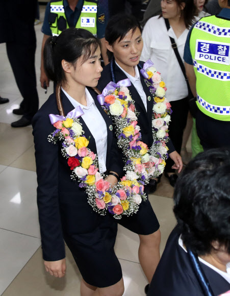 북한의 국제태권도연맹(ITF) 태권도 시범단이 23일 오후 서울 강서구 공항동 김포국제공항을 통해 입국하고 있다.  연합뉴스