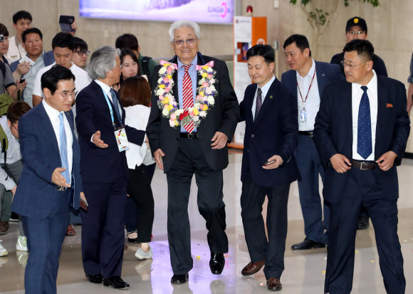 북한의 장웅 국제올림픽위원회(IOC) 위원이 국제태권도연맹(ITF) 태권도 시범단을 이끌고 23일 오후 서울 강서구 공항동 김포국제공항을 통해 입국하고 있다. 장 위원과 시범단은 24일 전북 무주에서 개막하는 세계태권도 선수권대회 참석차 한국에 들어왔다.  연합뉴스