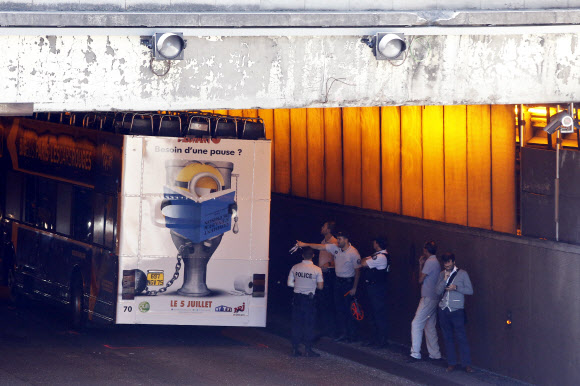 다리와 충돌한 프랑스 파리의 2층 버스