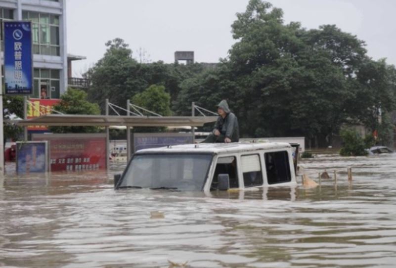 지난 2010년 중국 남부 지역에 폭우가 내려 장시성 위장현의 한 도로가 물에 잠겼다.[연합뉴스 ]