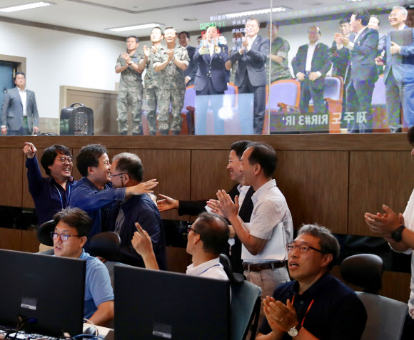문 대통령, ’현무2C’ 발사 성공 축하 박수