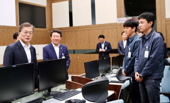 문대통령, 탄도미사일 ‘현무2’ 발사 성공 관계자 격려