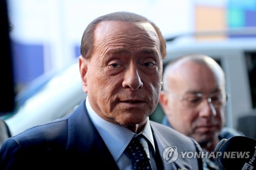 “멜라니아는 예뻐서 제일 좋아”…伊베를루스코니 또다시 망언 연합뉴스