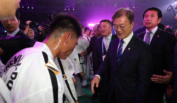 문재인 대통령이24일 오후 전북 무주 태권도원에서 열린  WTF 세계태권도선수권대회 개막식을 마친 뒤 북한 시범단원과 악수를  하고 있다. 2017.6.24.청와대사진기자단.