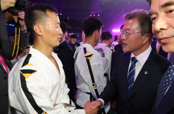 문재인 대통령이24일 오후 전북 무주 태권도원에서 열린  WTF 세계태권도선수권대회 개막식을 마친 뒤 북한 시범단원과 악수를  하고 있다. 2017.6.24.청와대사진기자단