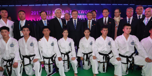 문재인 대통령이24일 오후 전북 무주 태권도원에서 열린  WTF 세계태권도선수권대회 개막식을 마친 뒤 남 북한 시범단과 기념사진을 찍고 있다. 2017.6.24.청와대사진기자단