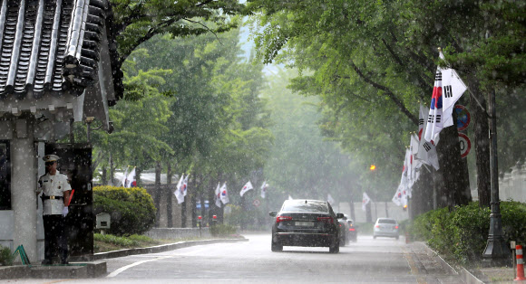장막 걷히는 청와대 앞길