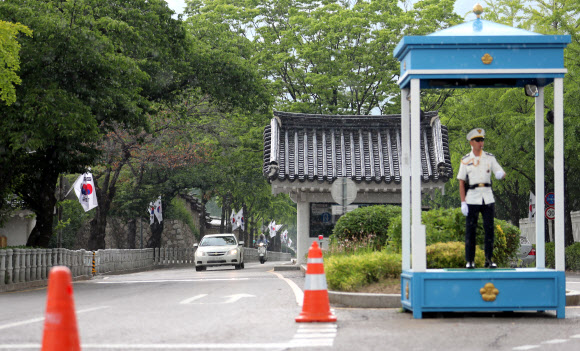 전면 개방 하루 앞둔 청와대 앞길