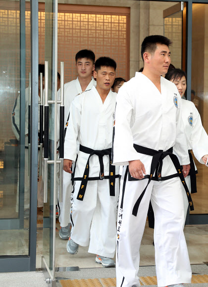숙소 나서는 북한 태권도시범단