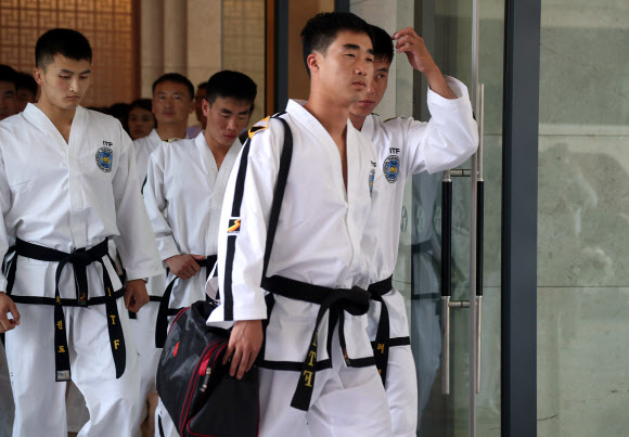 숙소 나서는 북한 태권도시범단