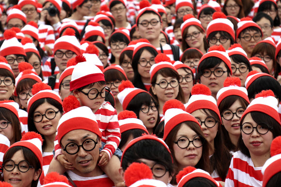 ‘월리를 찾아라’의 월리 복장을 한 참가자들이 25일(현지시간) 일본 도쿄에서 열린 ‘월리 런 이벤트’에 참여해 즐기고 있다. AP 연합뉴스