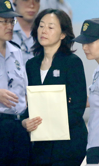 서류 들고 법원 향하는 조윤선