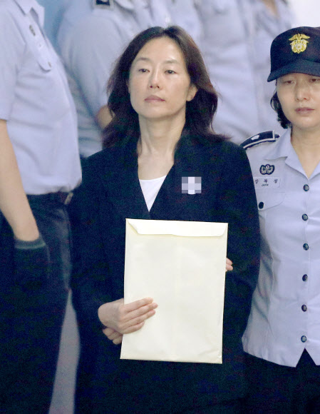 굳은 표정으로 법원 향하는 조윤선