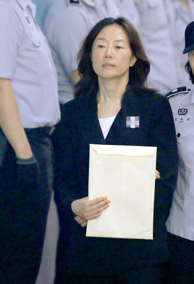 굳은 표정으로 법원 향하는 조윤선